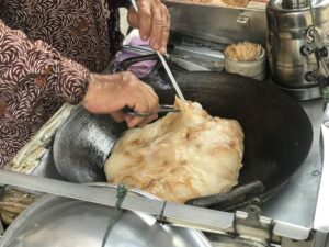 Bánh calochia được chế biến trực tiếp trên chảo nóng - Photo: yan.vn