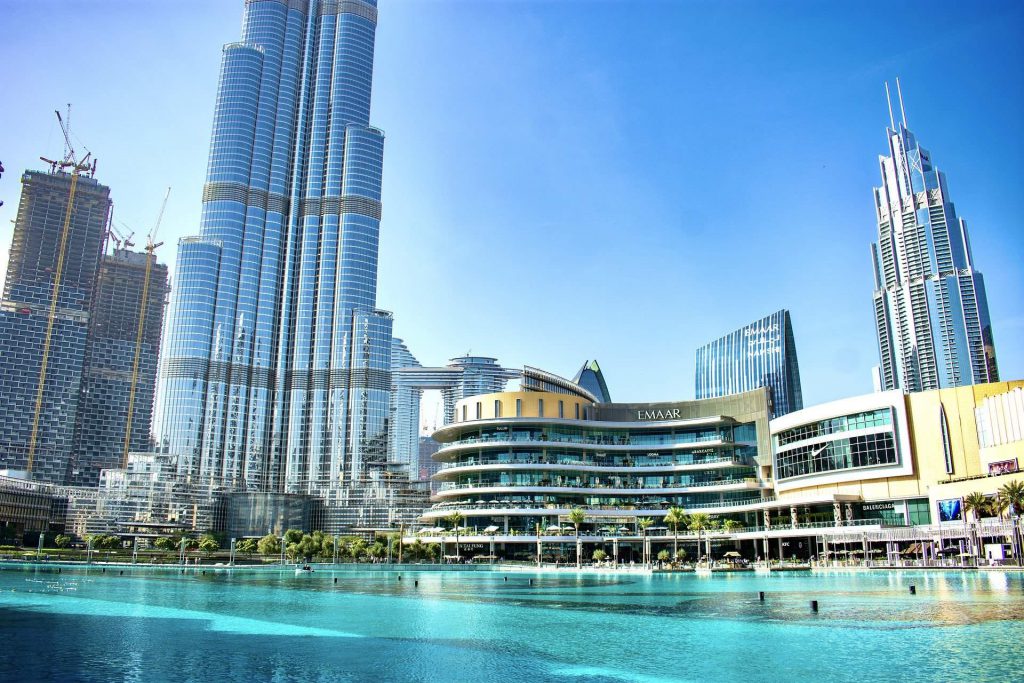 Dubai Mall nằm ngay bên cạnh toà nhà cao nhất thế giới, Burj Khalifa. Image by Kon Zografos from Pixabay.
