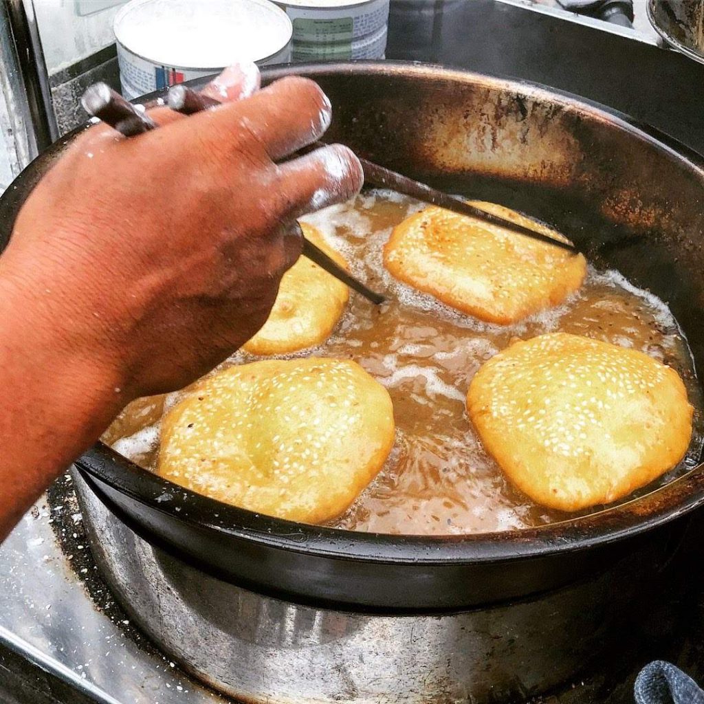 Photo: Bánh tiêu being fried