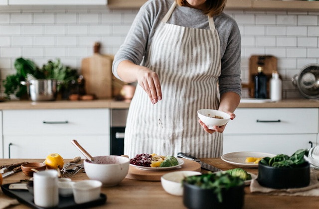 Nấu ăn ở nhà vừa tiết kiệm được nhiều chi phí mà lại vừa giúp bạn học được những kỹ năng cần thiết trong cuộc sống